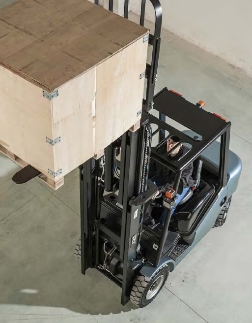 Una carretilla elevadora está levantando una gran caja de madera encima de un palé.