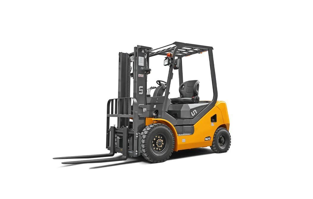 Una carretilla elevadora amarilla y negra sobre un fondo blanco.