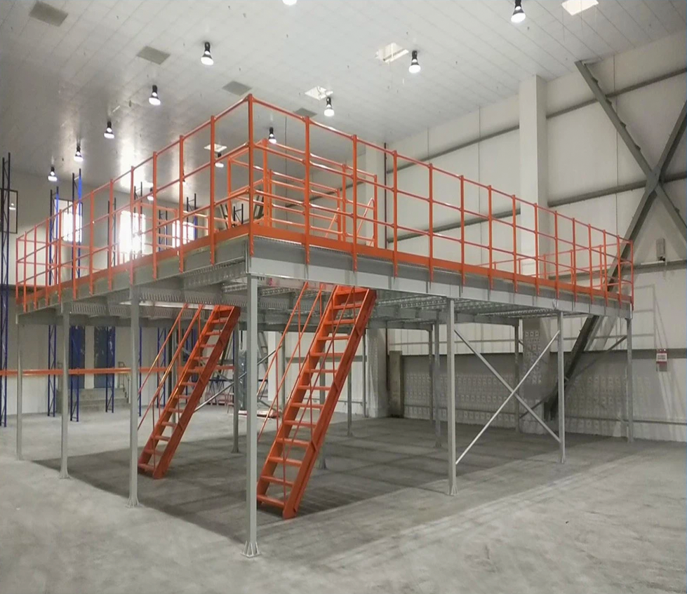 Un gran almacén vacío con escaleras y balcón.