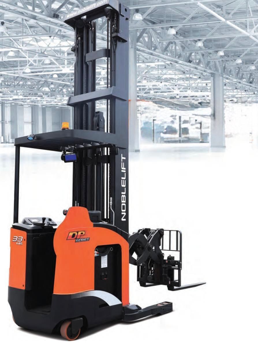 Una carretilla elevadora negra y naranja sobre un fondo blanco.