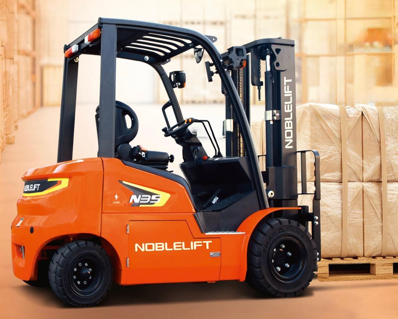 Una carretilla elevadora está sentada en el suelo sobre un fondo blanco.