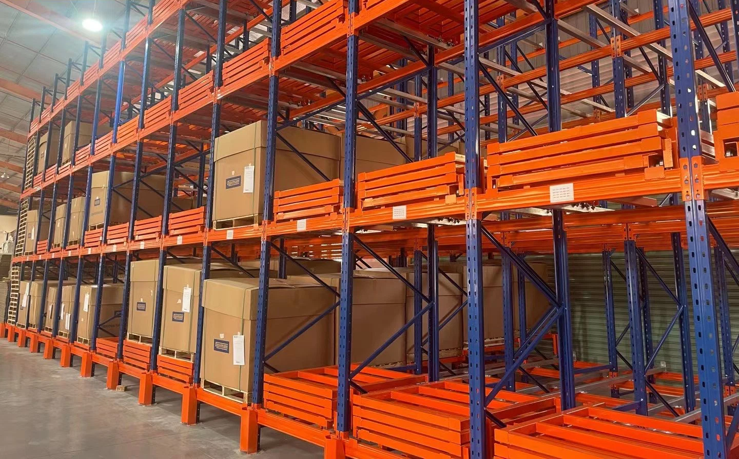 Un gran almacén lleno de muchos estantes y cajas.