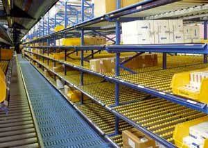 Un almacén lleno de muchos estantes y cajas.