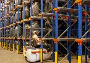 Un hombre conduce una carretilla elevadora en un almacén.