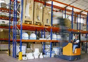 Un hombre conduce una carretilla elevadora en un almacén.