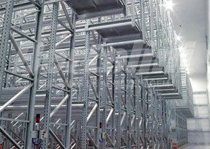 Un gran almacén lleno de muchos estantes y un techo.