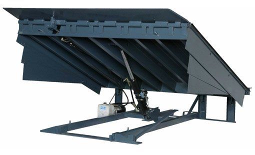 Una gran rampa de metal con un sistema hidráulico.