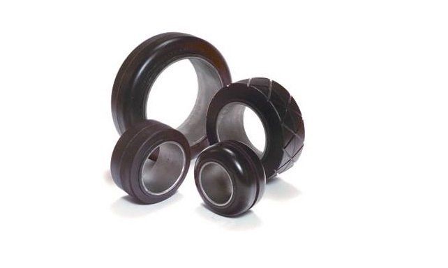 Tres anillos de goma de diferentes tamaños están sobre una superficie blanca.