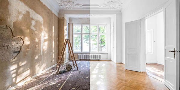 Rénovation de la pièce : avant et après. À gauche, mur et matériaux endommagés. À droite, pièce rénovée avec murs blancs et parquet.