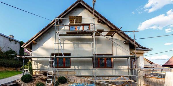 Extérieur de la maison avec échafaudage pendant la rénovation.