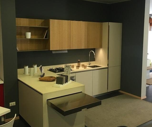 Cucina a isola con tavolo estraibile