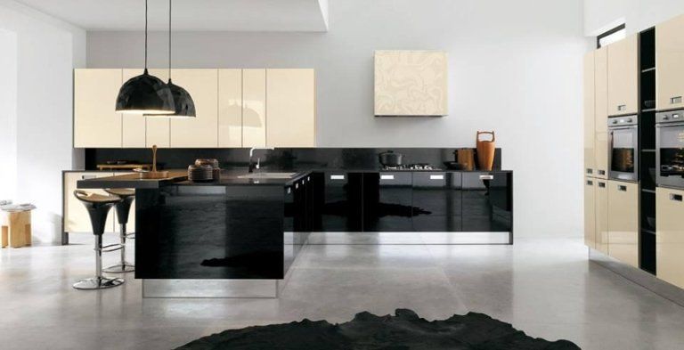 Cucina contemporanea a isola in beige e nero
