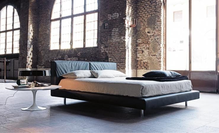 Camera matrimoniale moderna con letto in nero