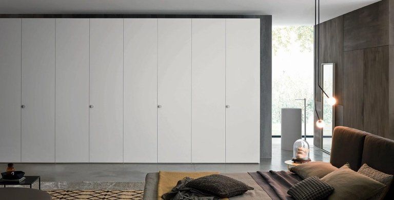 Camera con armadi componibili