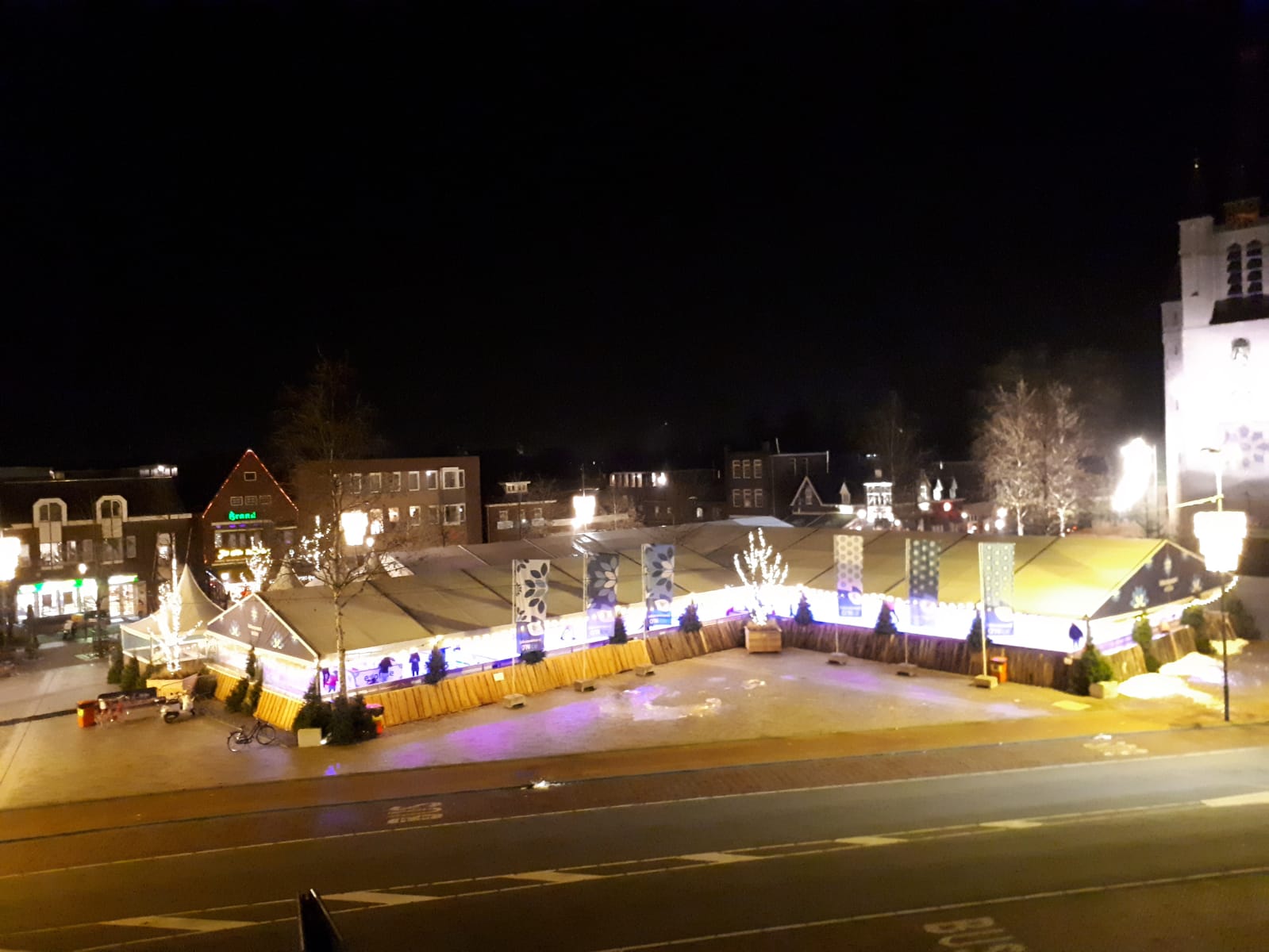 's Avonds is er een grote verlichte ijsbaan in een stad.