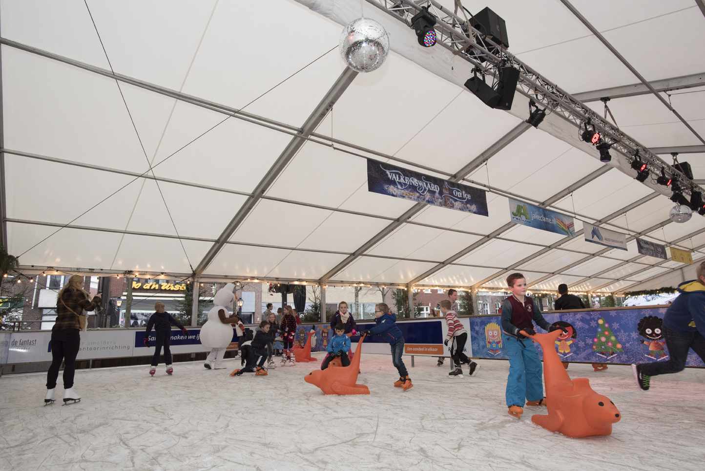 Een groep mensen speelt op een ijsbaan