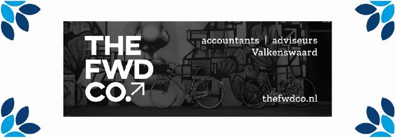 Het logo van FWD CO. met contactgegevens en een achtergrondafbeelding.