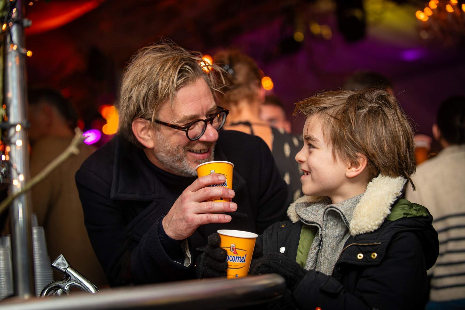 Een groep kinderen rijdt op een kangoeroe op een ijsbaan.