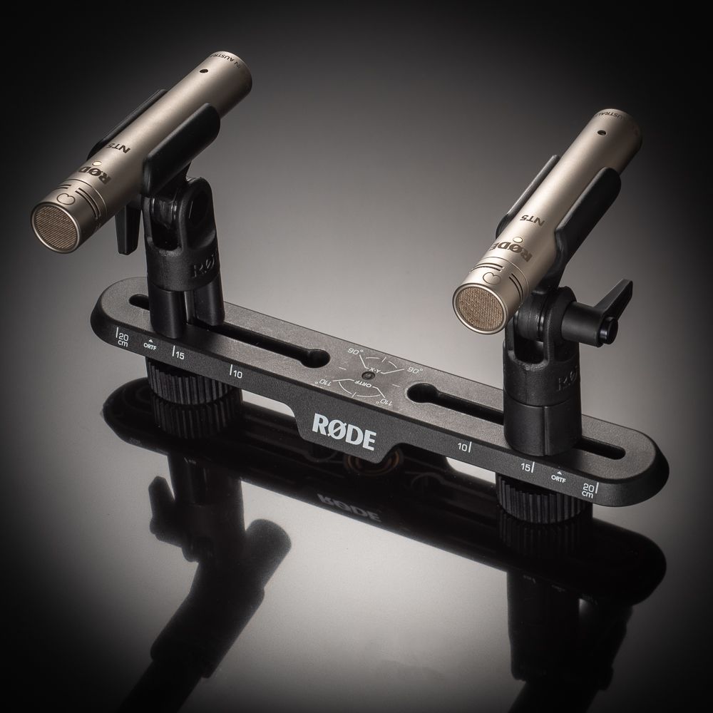 Een paar rode microfoons op een tafel