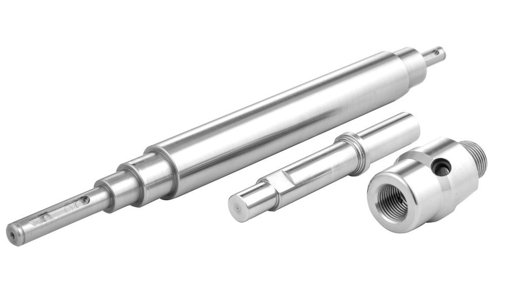 Drie roestvrijstalen assen zijn op elkaar gestapeld op een witte achtergrond.