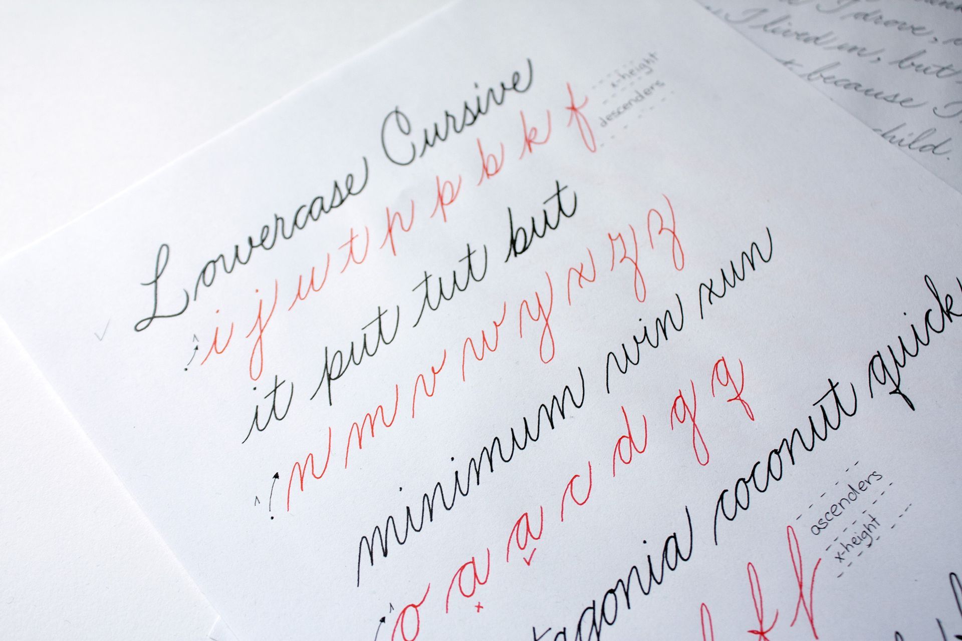 A close-up image of walnut crystals on top of white textured paper from the website www.kalligrafie.com