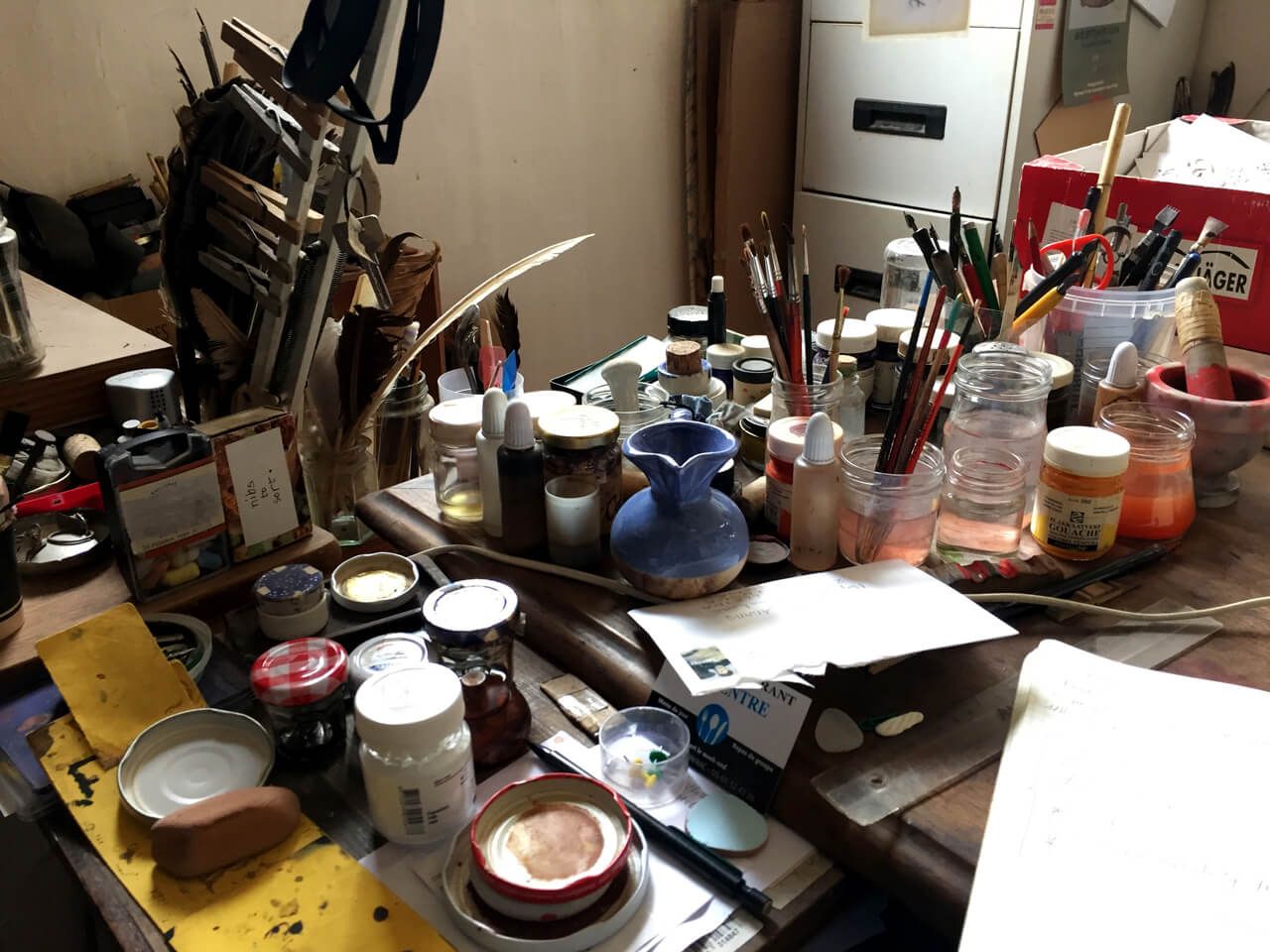 A close-up image of walnut crystals on top of white textured paper from the website www.kalligrafie.com