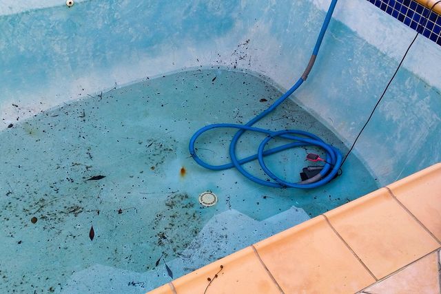Pool Cleaning Vs Drain Clean How, How To Clean Pool Tile Without Draining
