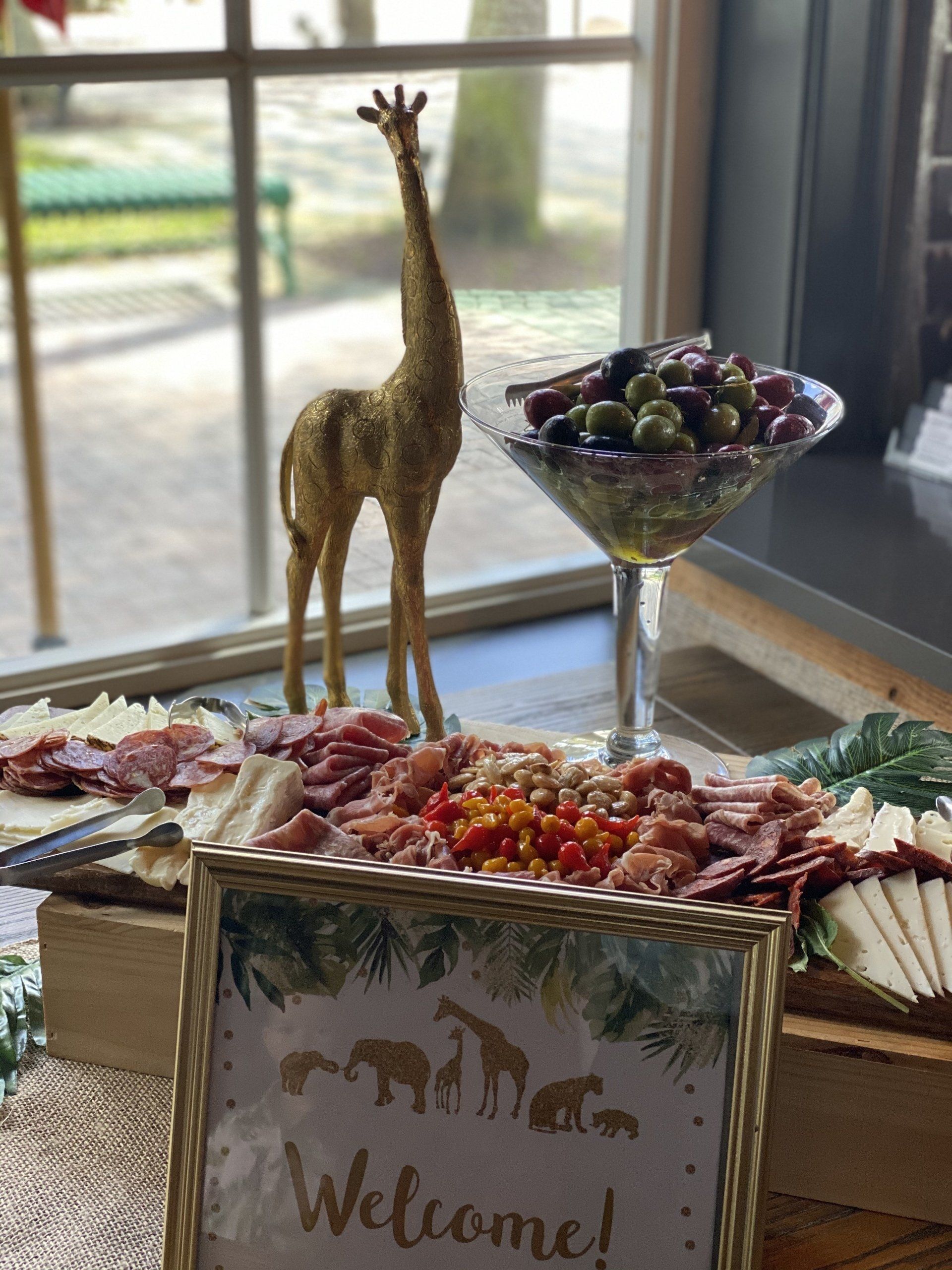 A table with a tray of food and a sign that says welcome.