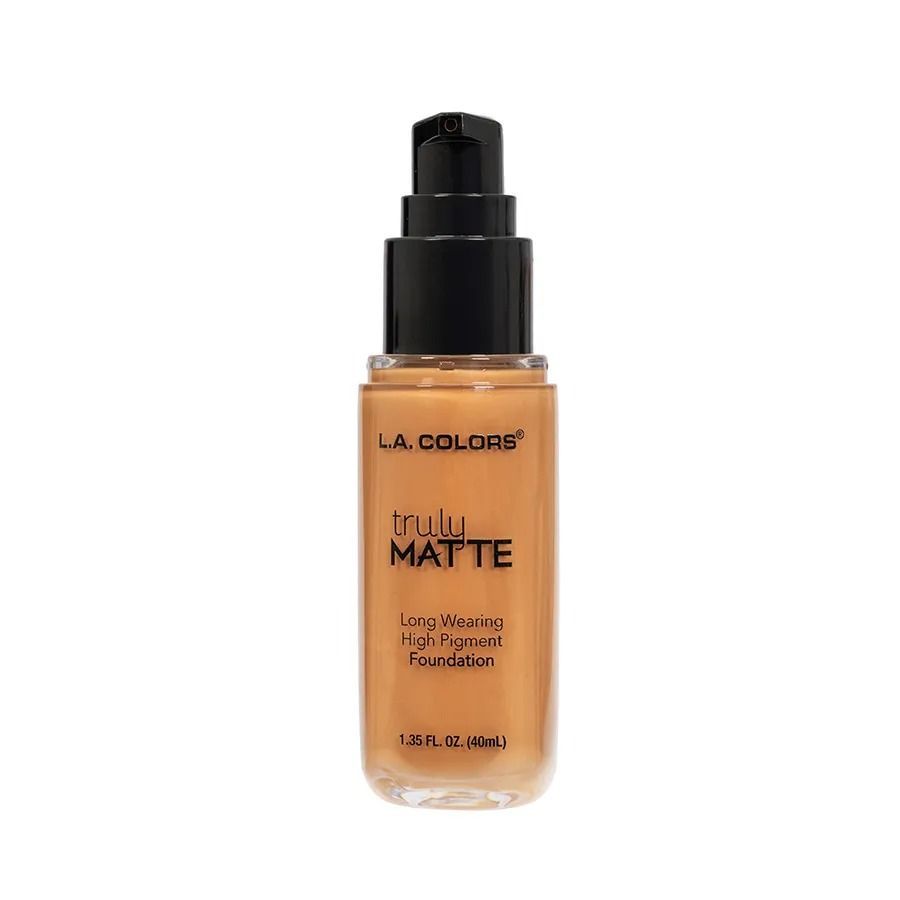 Un frasco de base de maquillaje de larga duración y alta pigmentación LA Colors Truly Matte con dosificador de bomba negro.