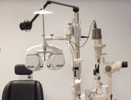 une salle d' ophthalmologie avec une chaise.