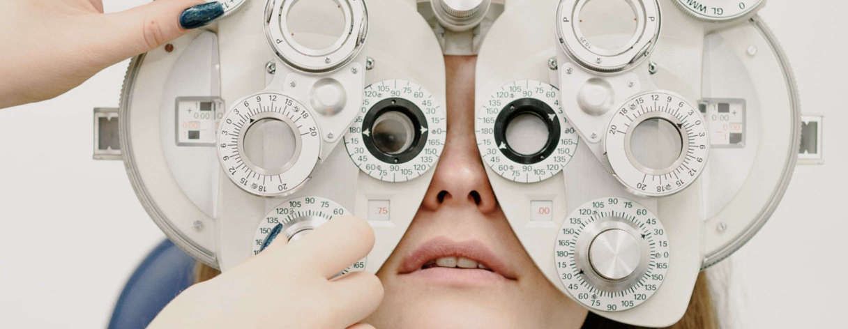 une femme se fait examiner les yeux par un ophtalmologiste