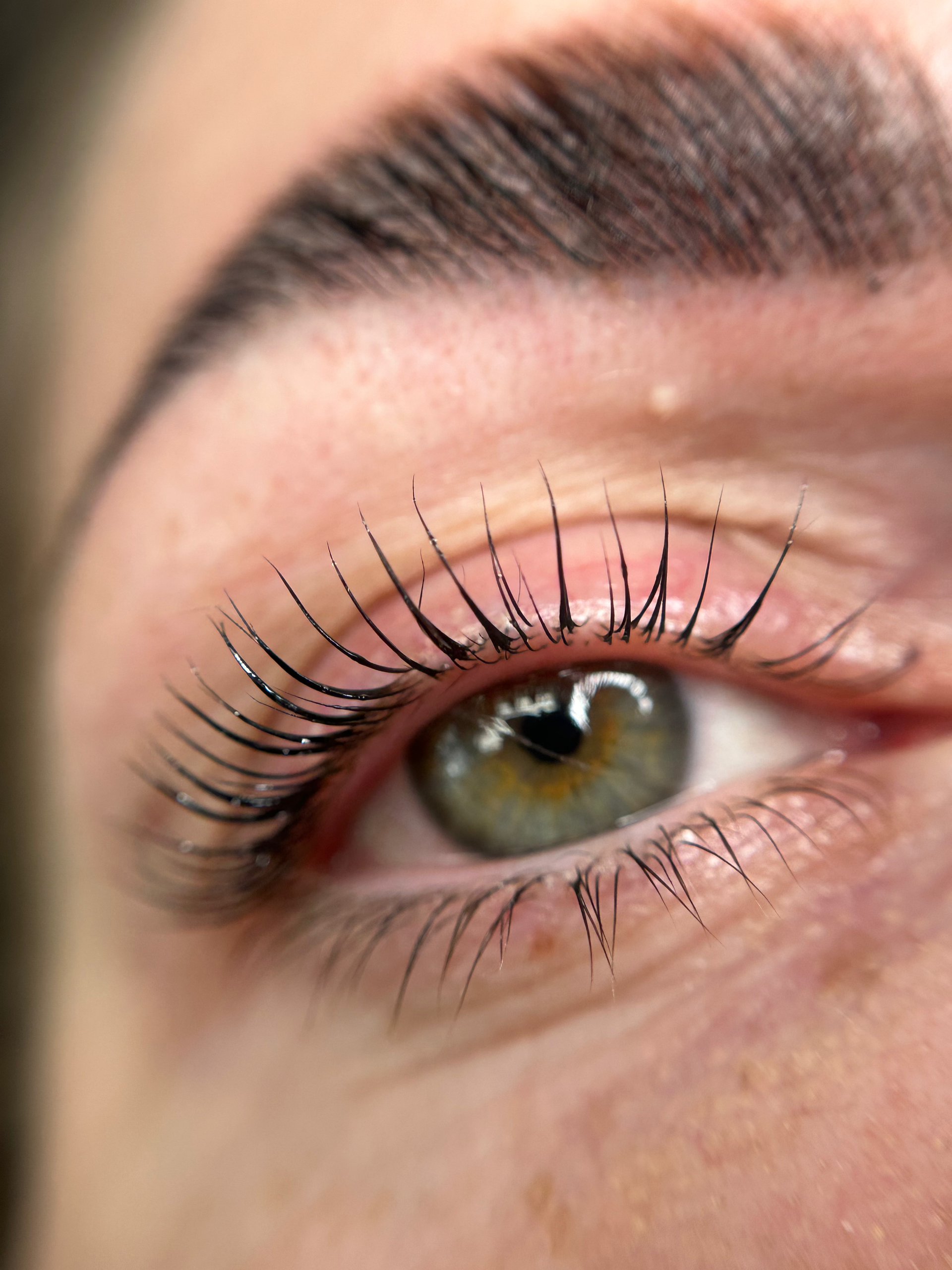 A close up of a woman 's eye with long eyelashes.