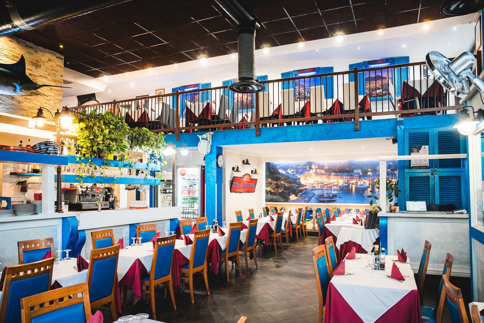 Un gruppo di persone cammina lungo una strada acciottolata in una città di notte.