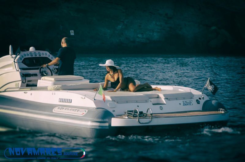 Nautilus 33 EFB﻿ con persone a bordo