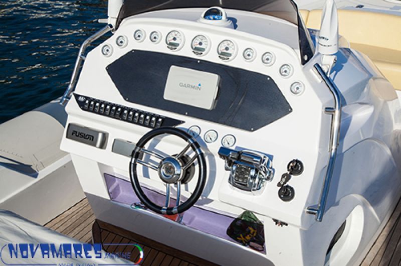 Nautilus 33 EFB﻿ plancia di comando