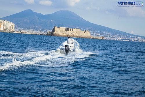 Gommone in navigazione