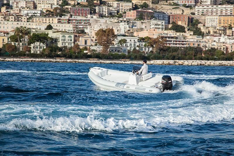 gommone a noleggio in navigazione