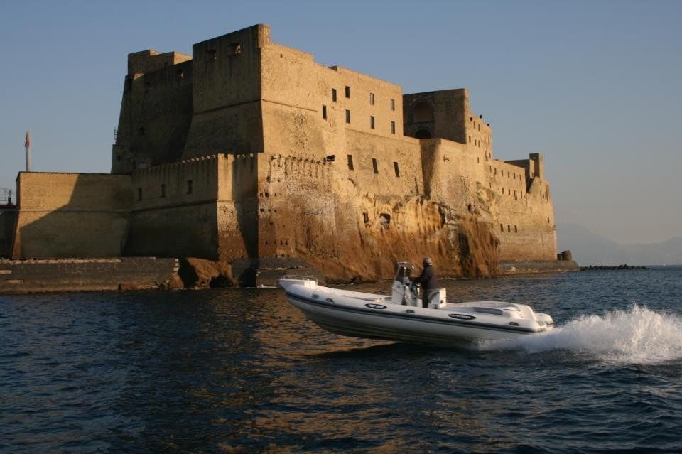 Gommone in navigazione nel golfo
