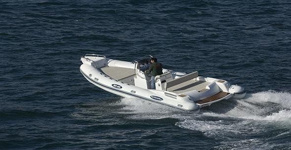 Tender elegante in navigazione