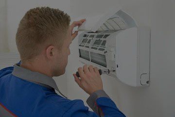 Technician Fixing Air Conditioner - Air Conditioning in Killeen, TX