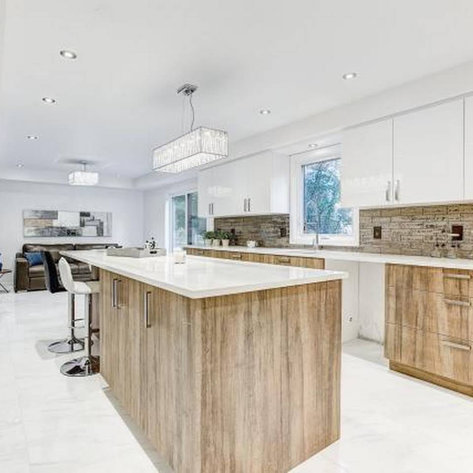 Il y a un grand îlot au milieu de la cuisine.