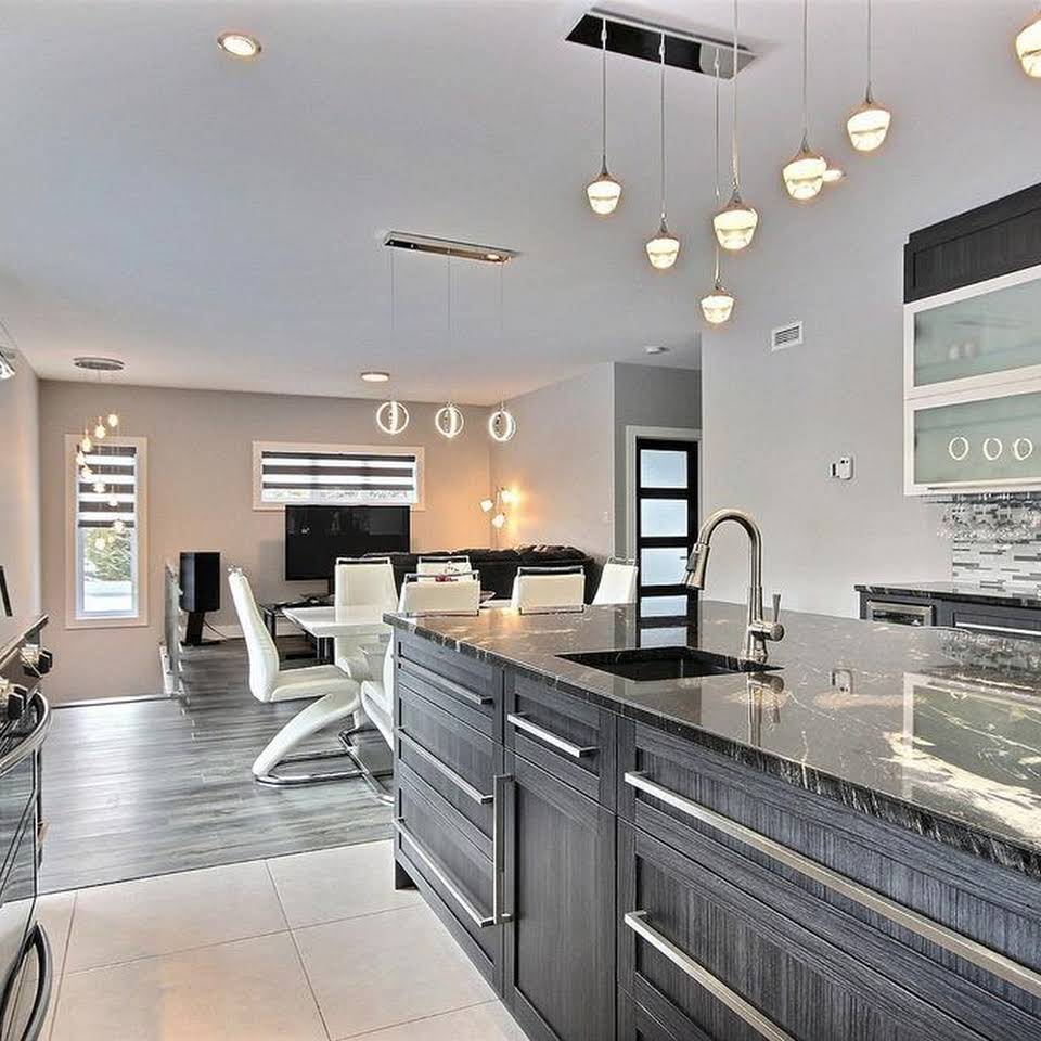 Une cuisine avec un grand îlot et un évier