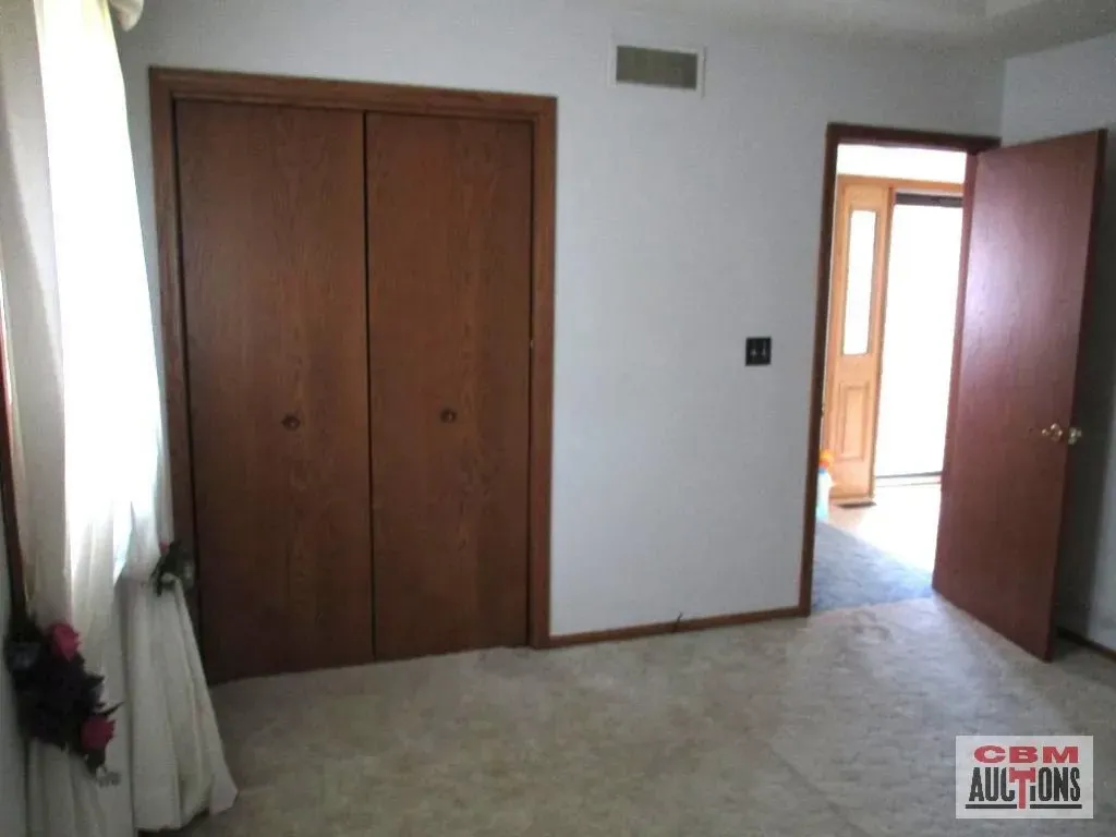 An empty room with a sign that says com auctions