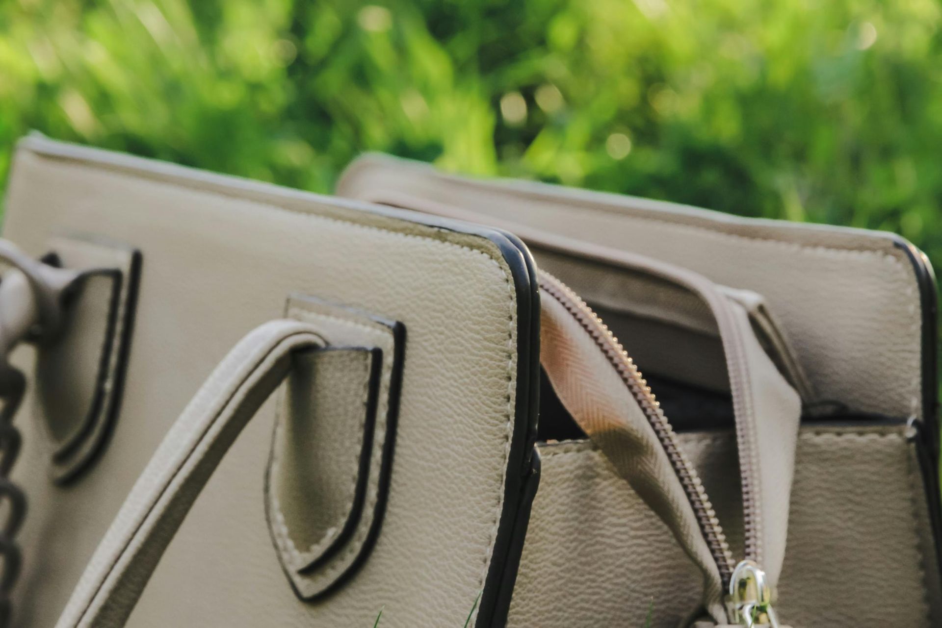 A close up of a purse with the zipper open.