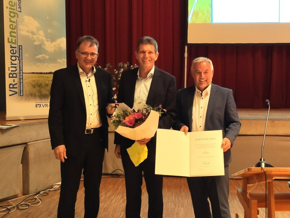 VR-BürgerEnergie Landsberg eG - Verleihung der solbernen Ehrennadel an Josef Spicker