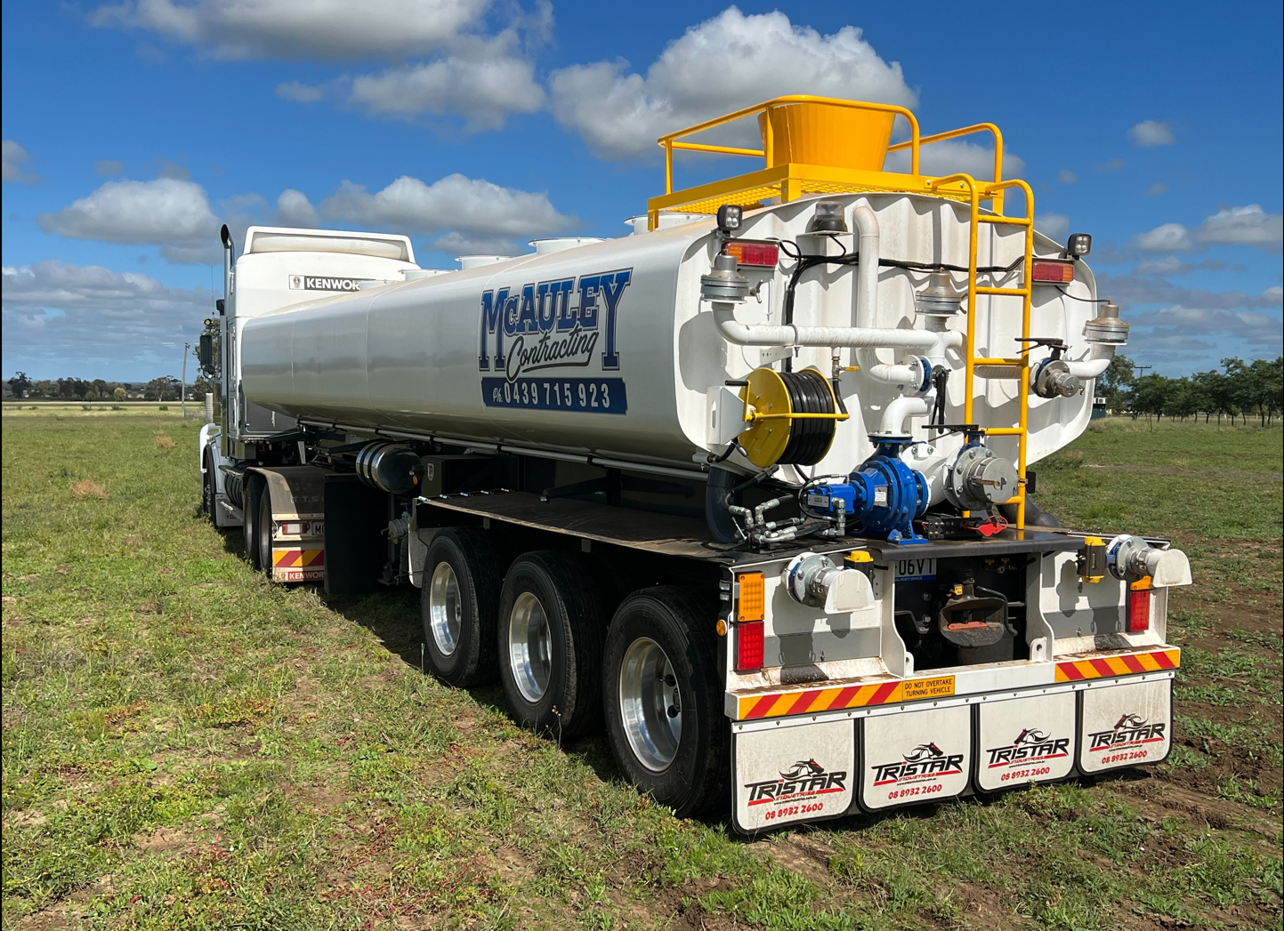 Large capacity water tanker and prime mover