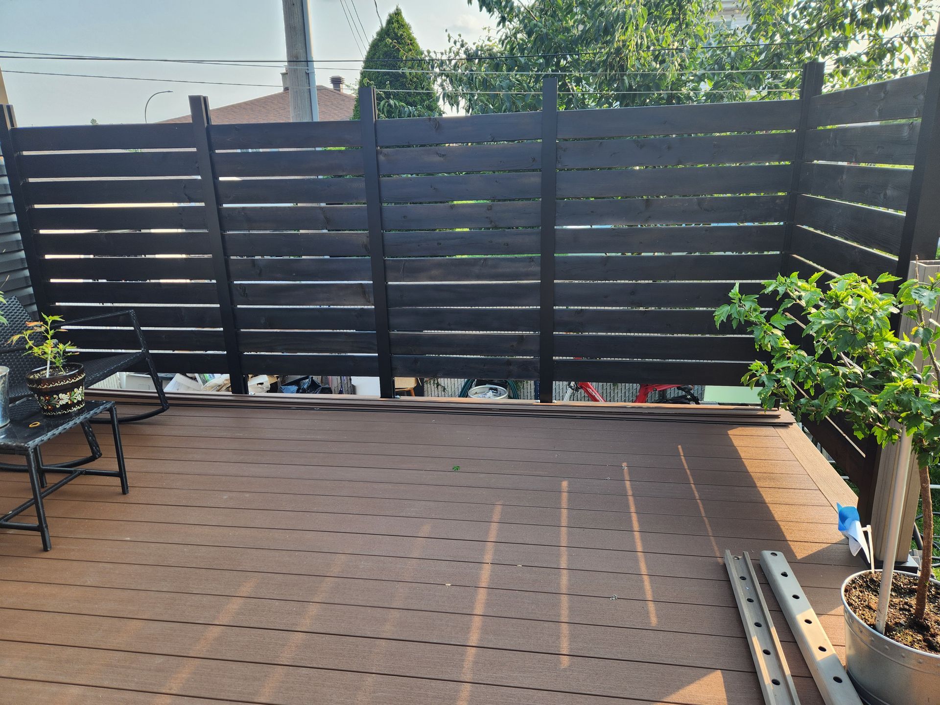 Il y a un foyer au milieu du patio.