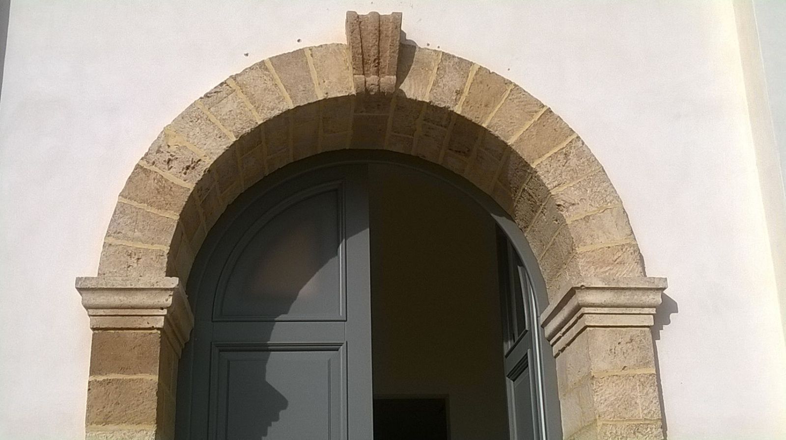 Porta con arco