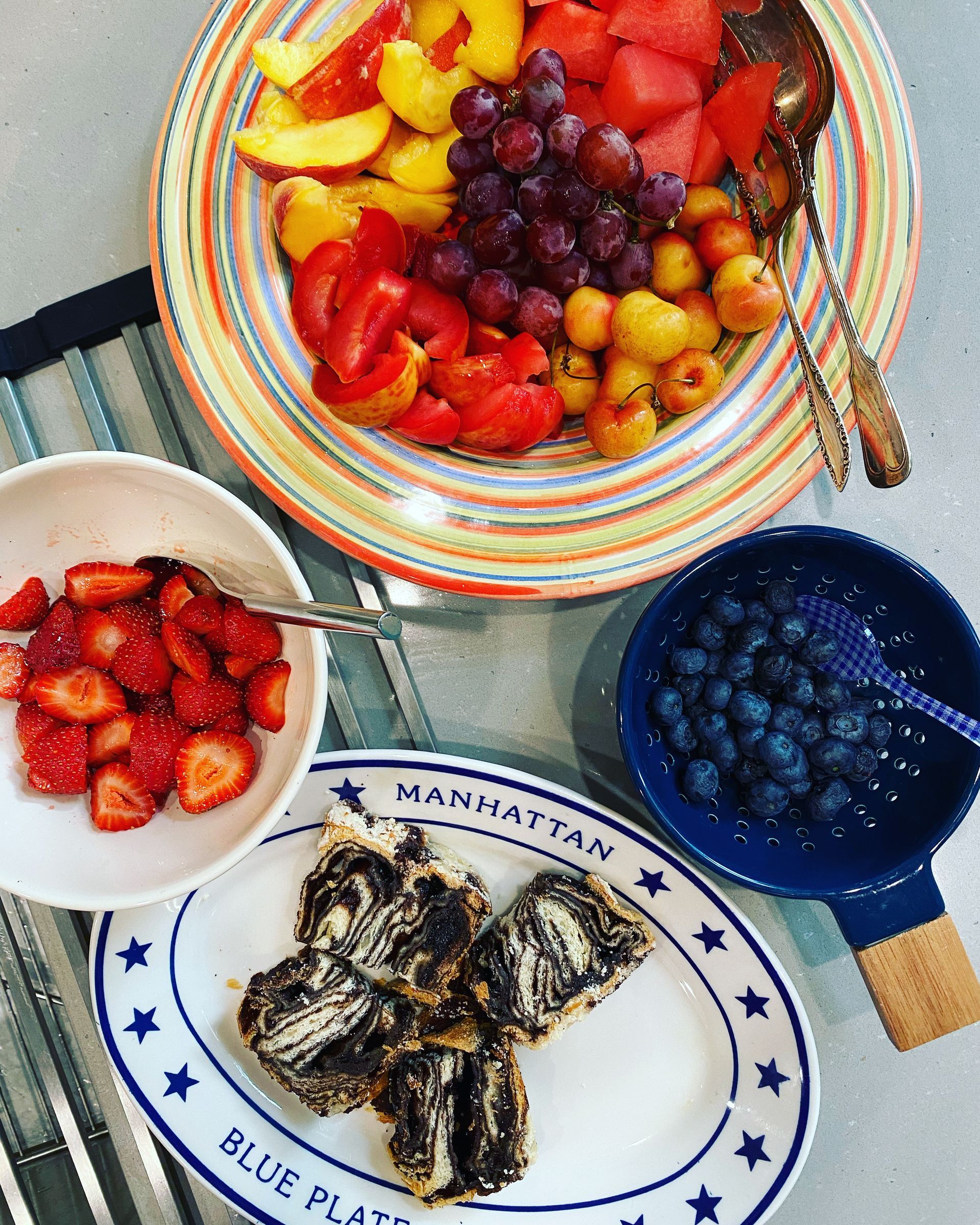 A blue plate with the word blue on it