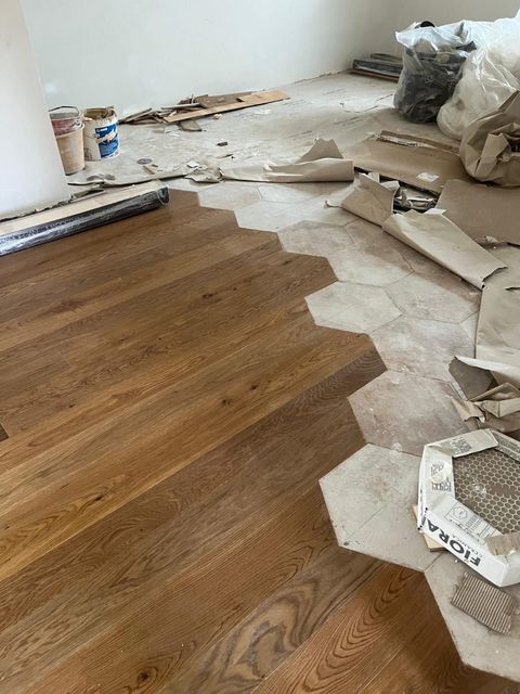 Un pannello di legno rettangolare, con venature verticali nelle tonalità del marrone e del beige.